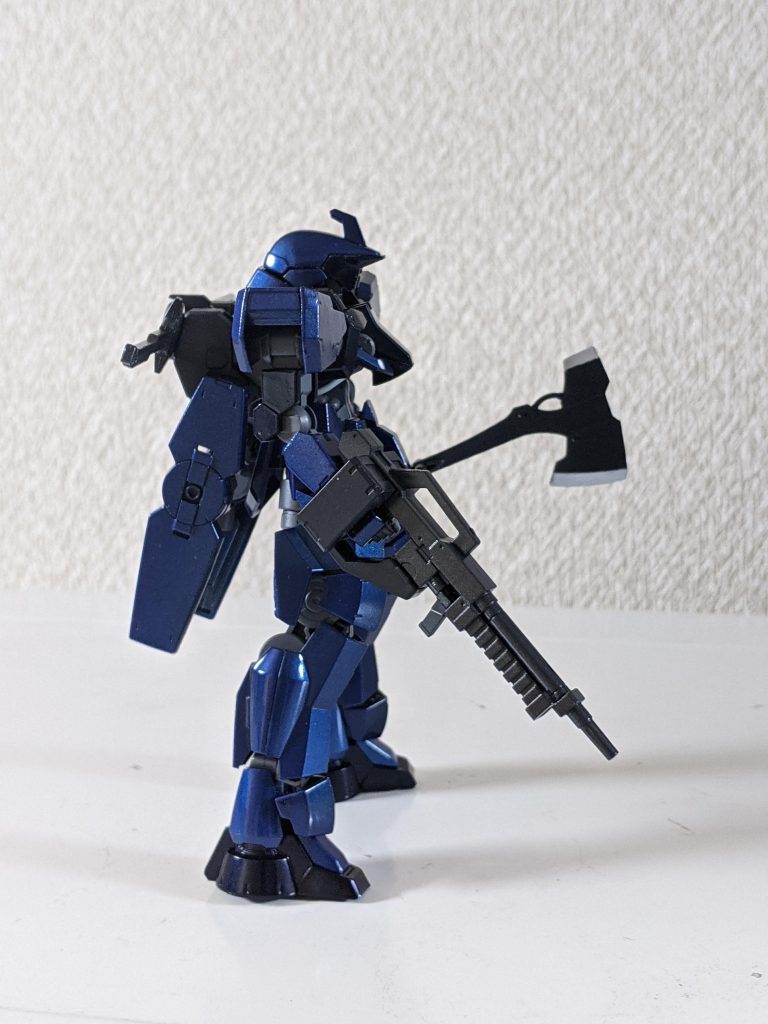 右側です。グレイズの標準装備のライフルと足にホバーユニットを装備しています。