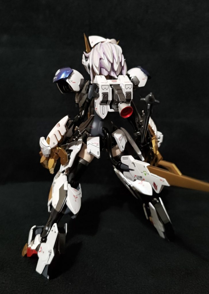 リシェッタの尻尾の先にテイルブレードを取り付けています。本来テイルブレードが付いてたバックパックはバーニアで誤魔化しました。