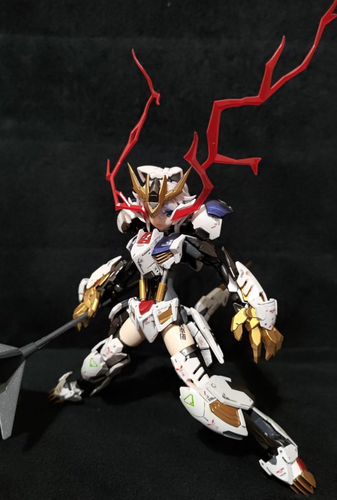 バルバトスと言えば赤い眼光が必要と思いバンダイ製の「オーラエフェクト」を適当な長さに切って塗装しました。両面テープで貼り付けてるだけなのでポロポロ取れます…