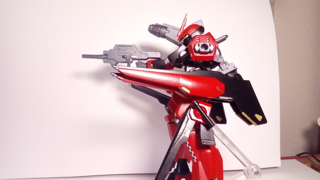 ジョイントセットで作ったアームは自由に動くので腕と腰の間の位置に羽を移動させるのなんて簡単!というわけです。ポイントは羽が繋がっているように見える位置(肩甲骨)よりも下の位置(腰)からアームを伸ばすことですかね!皆さんもお試しあれ!