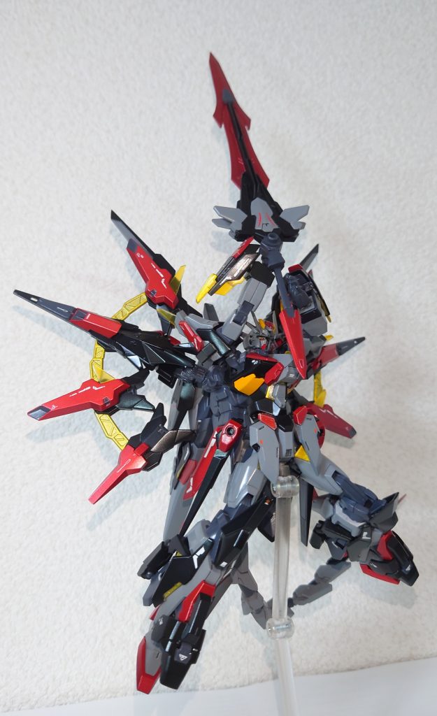 主兵装「クルーエルクリムゾン」目を引く紅く長大な剣。MSの全長を越えるこの剣を片手で振り回す姿から、相当なパワーを持つことがうかがえる。