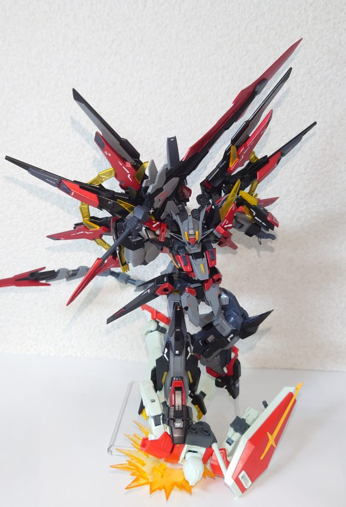 「レッグ・ヴァリアブル・ネイル」「VN」と書いた方がわかる人が多いかもしれない。本機に詰め込まれたガンダム要素①「バンシィ」両サイドクローアームの展開と脛のクローアーマーのスライド展開により顕現する王者の爪。