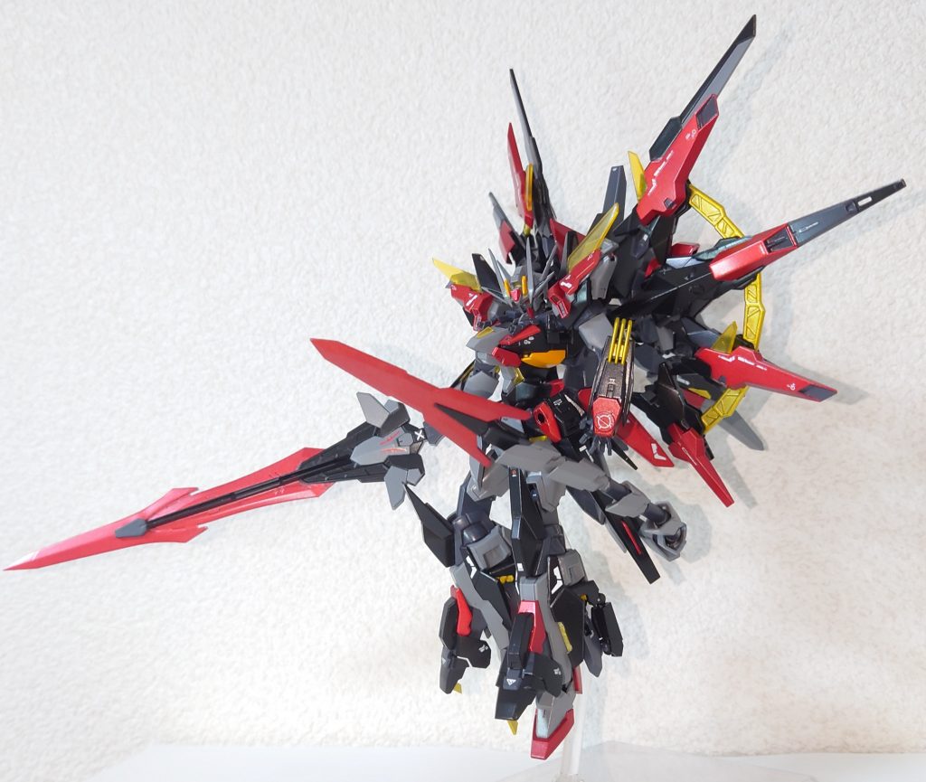 「ヴォーパルテイル」詰め込みガンダム要素③「ルプスレクス」④「天ミナ」バックパックから伸びる先端に刃のついた尻尾。大きなバックパックと剣を持ち動き回る本機のウェイトバランスをとる。また、刃部分に敵MSや放たれたビームの余波から電力を取り込む機能を持ち、一般的なMSとは比にならない長時間戦闘を可能にしている。(中に針金を入れてあるのでグネグネ動く。けど針金がちょっと硬くて動かす時怖い。)