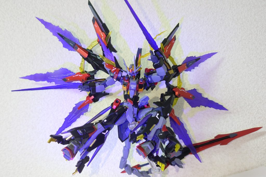 「EXバーストモード」リミッターを解除し全身からビーム刃を放つ最強の姿。ガンダム要素⑤「FX」元々近接特化の機体だが、外側に展開したバックパックのビーム刃や尻尾に剣を装備したことでリーチがかなり伸びており、一度近付かれればもう逃げることはできない。(デカすぎて困るパート2。)