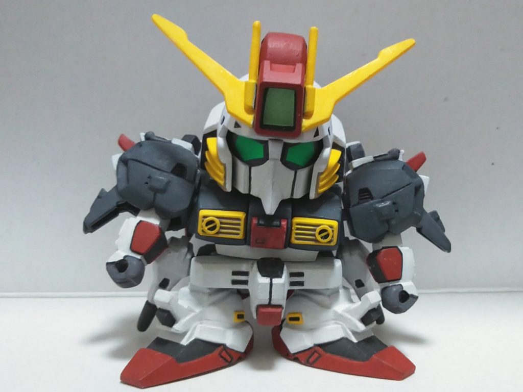 腰を大きくし、キットには無かったクビレ部分を作る事で体型変更。キットの眼のシールは少ししっくりこない形だったので他のガンダムの物を使っています。GP03のヤツかな?少し記憶曖昧。