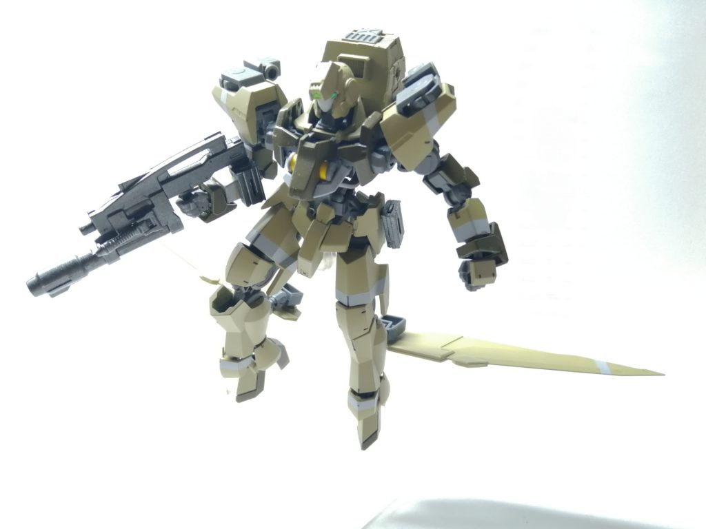 ウイング展開頭はグシオンリベイクフルシティを切って、パテ、円形パーツを追加しましたライフルはジンクスⅢのGNビームライフルに色々付けてますアルドノア・ゼロで一番役に立った武器だと思うスモークグレネードも装備