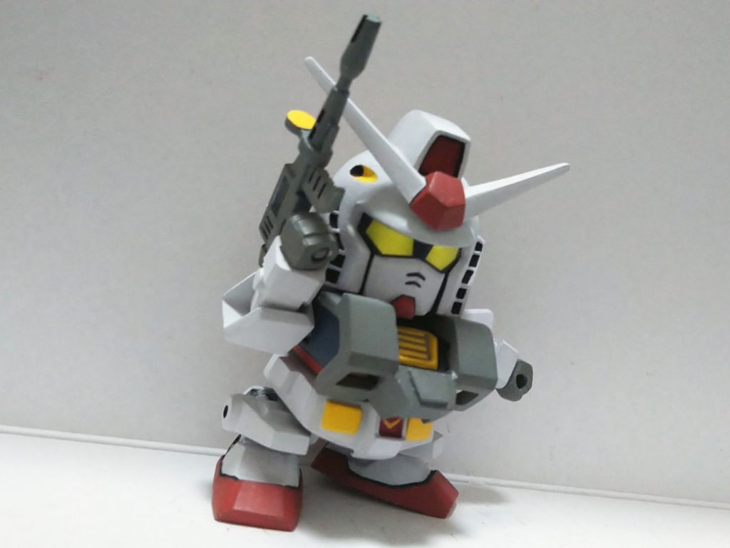 肩は食玩ユニバーサルユニット陸戦型ガンダムのパーツを加工。前腕は市販の関節パーツを組み合わせて作成。足はガード部分も含めてマイクロウォーズ版初代ガンダムのパーツを加工して使っています。