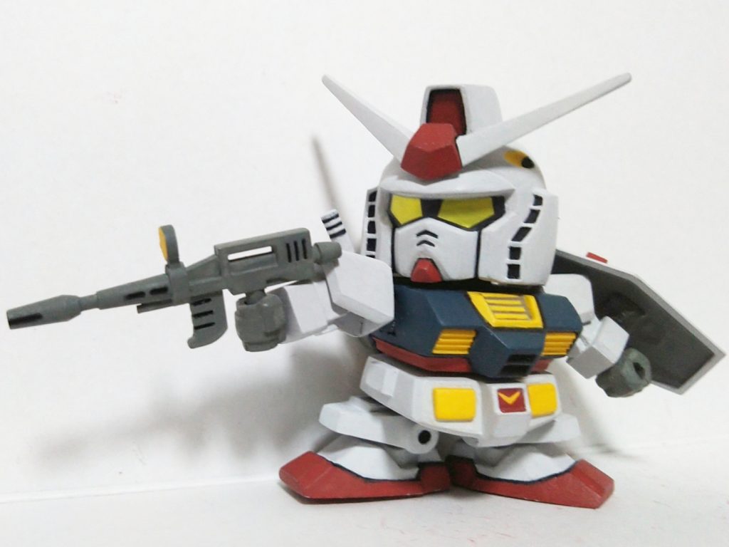 結果的に中のRX-78-2ガンダムに力を入れることになりました。顔の整形がうまくいった気がするのでお気に入りです。腰のV字マークはシールを使わず手描きしました。
