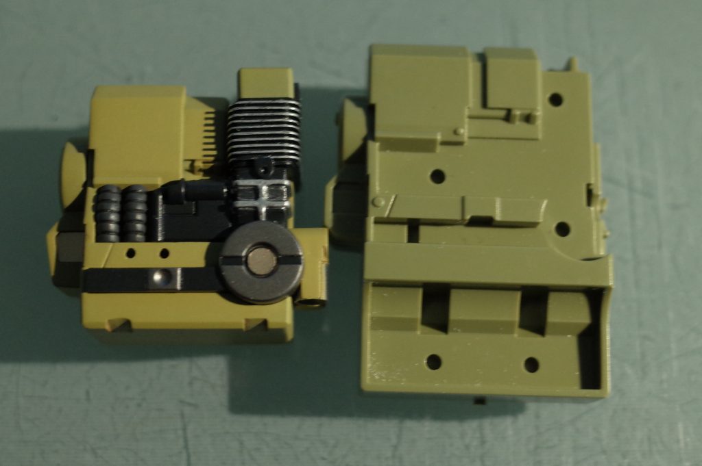 基にしたザクI・スナイパーのジェネレーターとの比較です.ダウンサイジングにより,ここまで小型化しました.