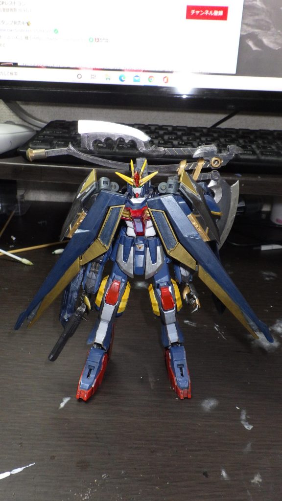 デスサイズヘルのアクティブクロークをイメージした、外套型の防御兵装「アクティブアームズクローク」。戦闘時に展開するが、この状態でもある程度腕部が稼働するため、閉じた状態でも攻撃可能。