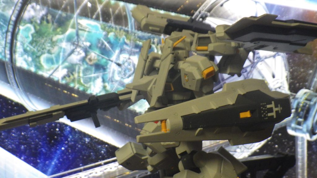 サイド2のコロニー付近で試験行動中のショット