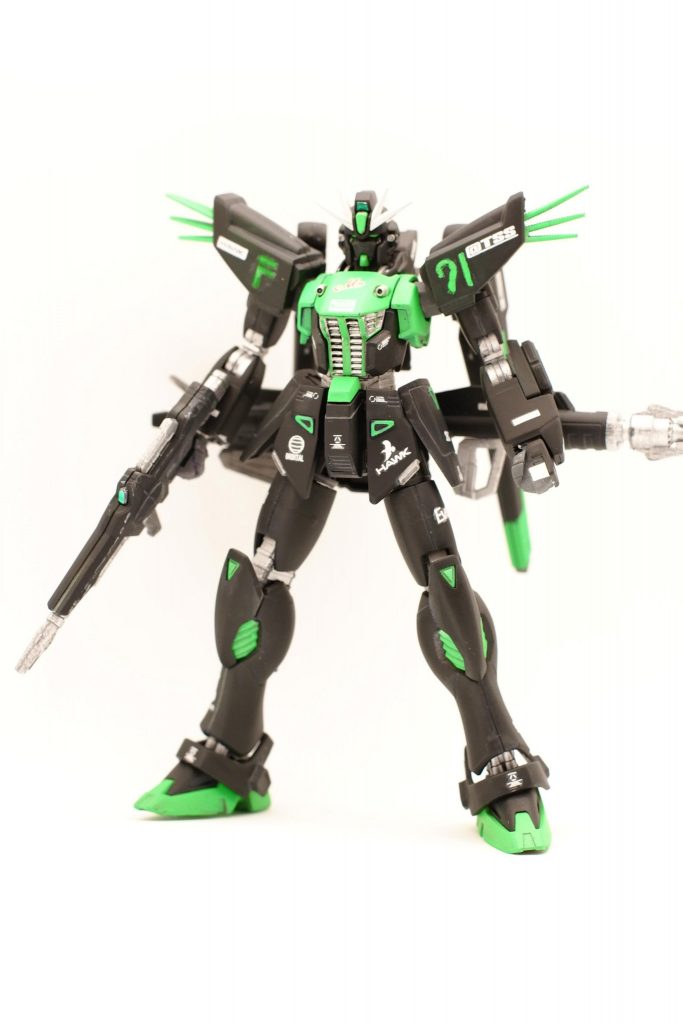 主にボディはダークグレー、蛍光グリーン、フレーム部をシルバーで塗ってます。ちなみに今回初めてエアブラシ（ガンダムマーカーではない）を本格的に使いました。薄め液の分量が難しかった…。練習ですね。