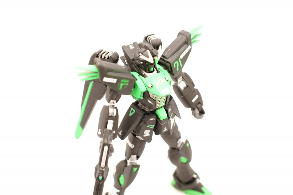 肩の「F」と「91」マークですが、案の定マスキングをミスりました……。塗り直すとまたミスって無限に修正が発生しそうなのでこのままで。