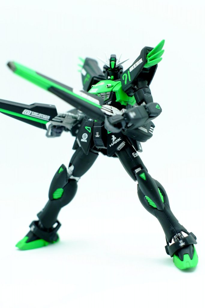 写真の色彩を変えるとまた蛍光グリーンの見え方が変わって面白いですね。