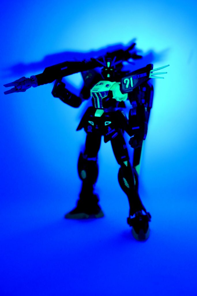 蛍光なのでブラックライト当てると光るよ！