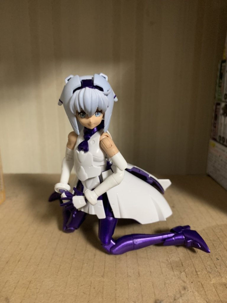 リアスカートの関係で「座るのは無理かなぁ。」と思ってたけど、座らせる事ができたので画像追加更新します。武器とかがない分、指を一本だけ立てた手とかブイサインの手とか、武器の代わりに手のひらのポーズがもっと欲しかったところです・・・。