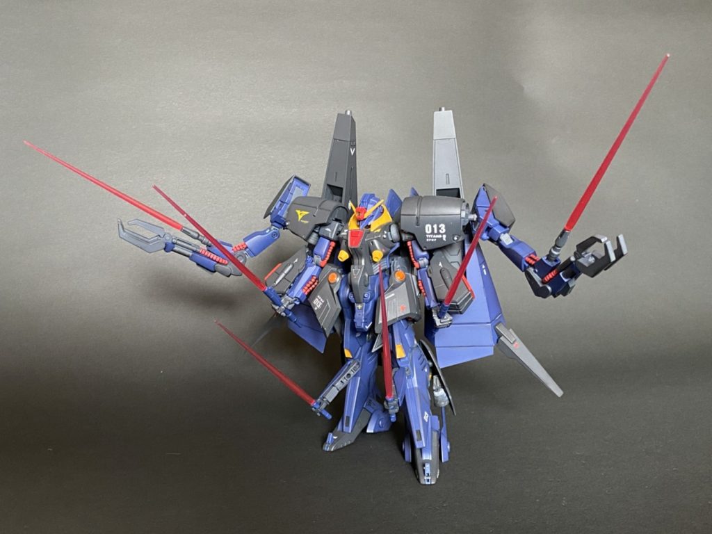 サブアームも含めて6本サーベルを持てます。