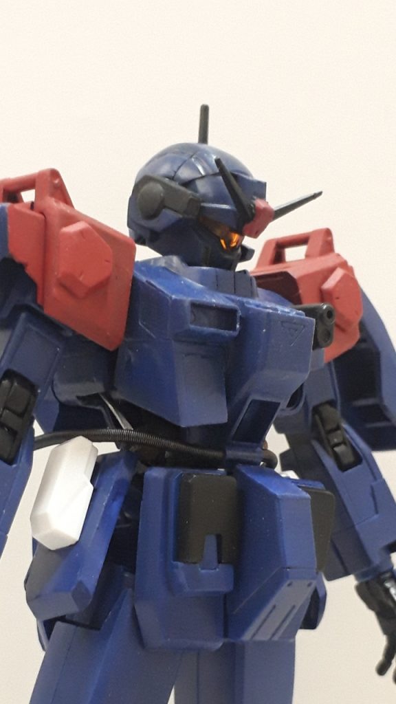 実は当初 ジェスタに角をつけたのですが、下地を統一してなかったので青で塗っても頭部だけ色が違ってしまい断念