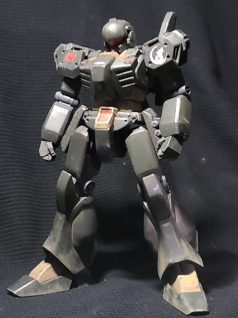 アニメ画稿を参考にした素立ち。元のキットと比べるとマッシヴですね。握り拳はTakuyaさんのロボマニを使用。