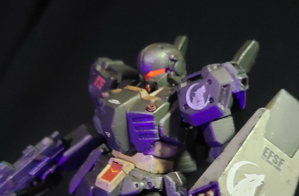 蛍光塗料でカメラ部分はビッカーンします。