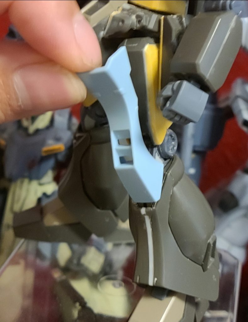 小さい膝は切り取って、ジムスナイパーからすねパーツを拝借、切り取って逆さまにして使用しました。股関節ブロック、太もも、すねは幅増ししてあります。