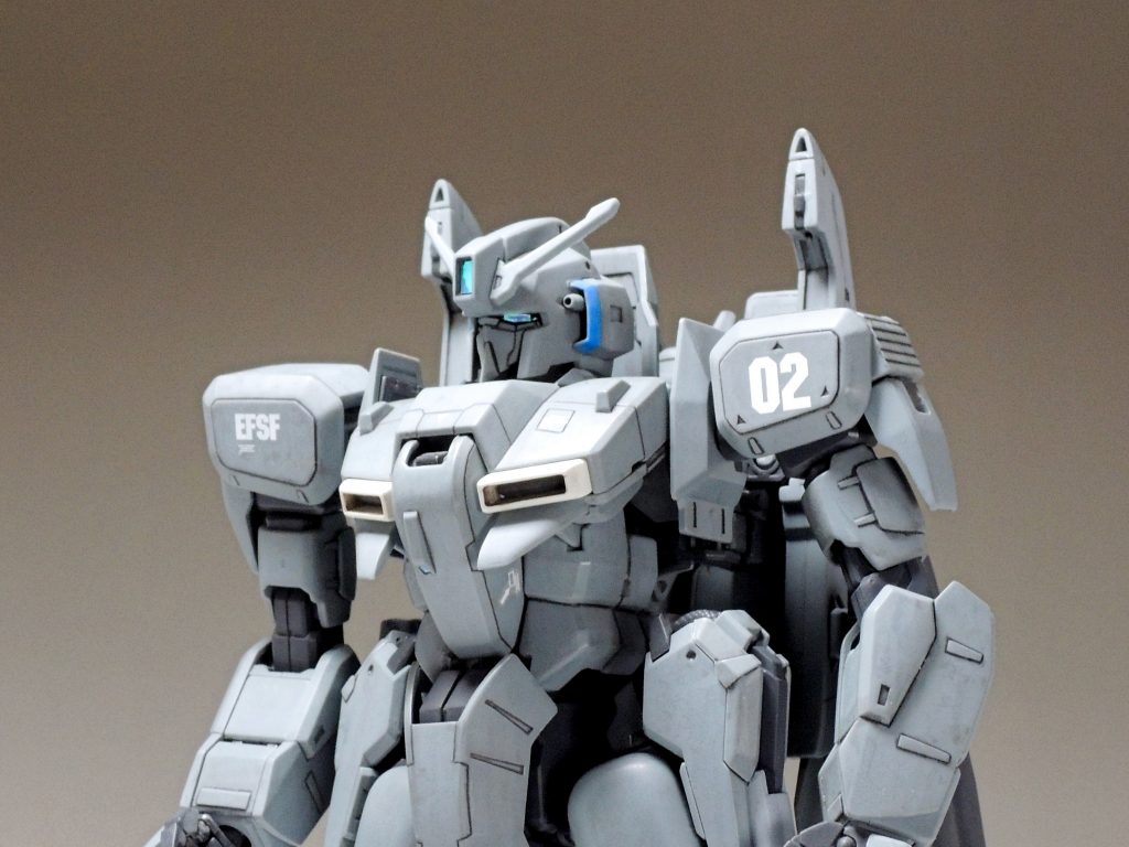 メインカメラ、ツインアイはHIQパーツさんのセンサー用シール(銀)の上に、100均の偏光テープを貼っています。予想より反射して非常に楽しいです!肩のマーキングは、旧キットを子供のころに作って以来のZプラスなので2番で…