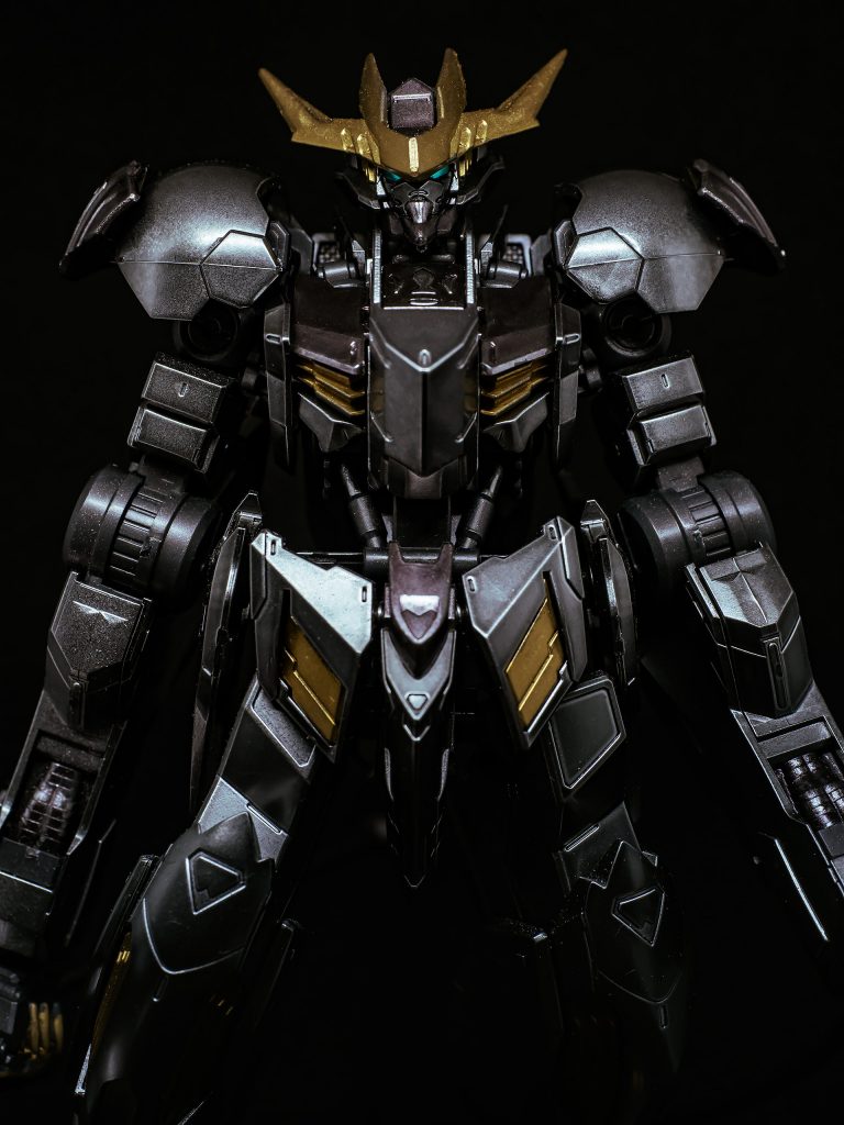 腰のアクチュエータのシリンダー部はマーカーのメッキシルバーを使いました。それにしてもパーティングラインが…。