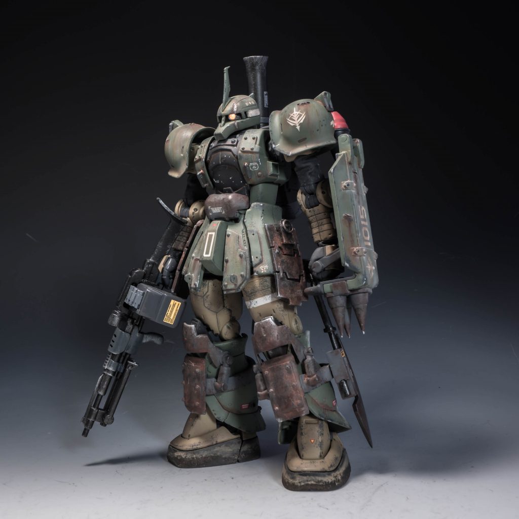 各所に増加装甲を装備しているが、脚部の増加装甲は、壊れた3連ミサイルポッドの固定バンドを再利用し、倉庫の隅に埋もれていた鋼板を加工して装着。腰部側面には、何かの装甲板と思われる部材を加工して、増加装甲として装着している。