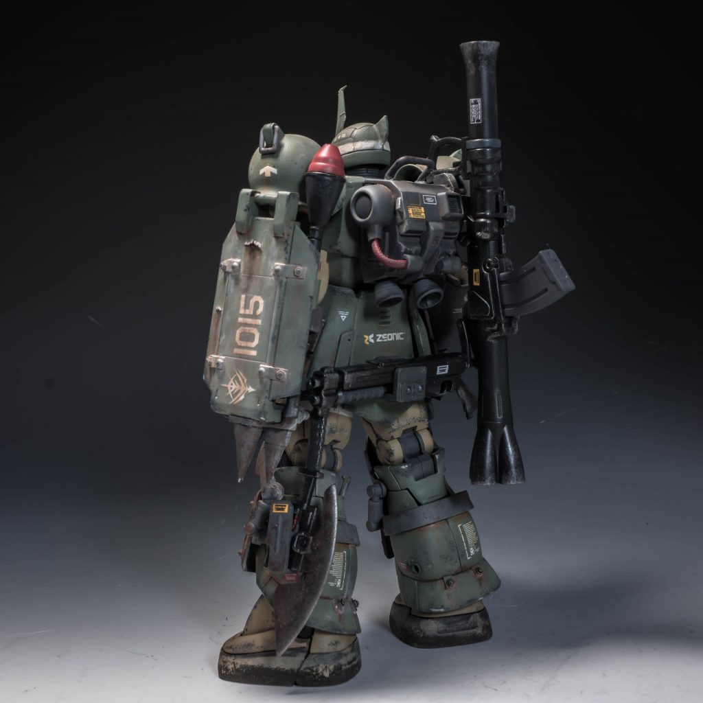 ザク高機動型の試作バックパックをどこからか入手し、地上用に改修して装着。全体的な推力向上を果たしている。シールドは、ザク2のシールドを手持ちにしているが、防御面積が狭すぎるので、鋼板を溶接して、防御面積を広げている。