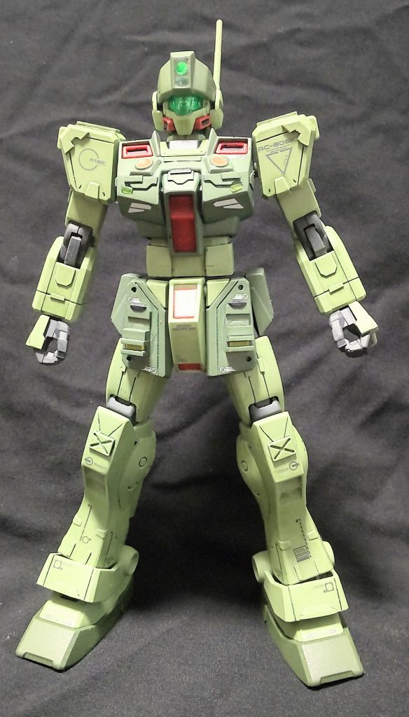 正面。胸部と腰アーマーのプラ板ディティールをゴツ目に。イエロークリアパーツのランナーから小さな板状のパーツを切り取ってセンサーっぽく貼付しています。