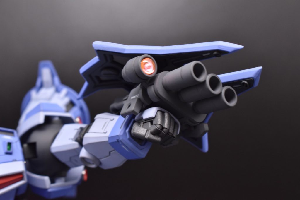 左腕はビームキャノンからガトリングガンに変更。ビームキャノンよりこっちの方が信頼性が高そうだなぁと思いました。