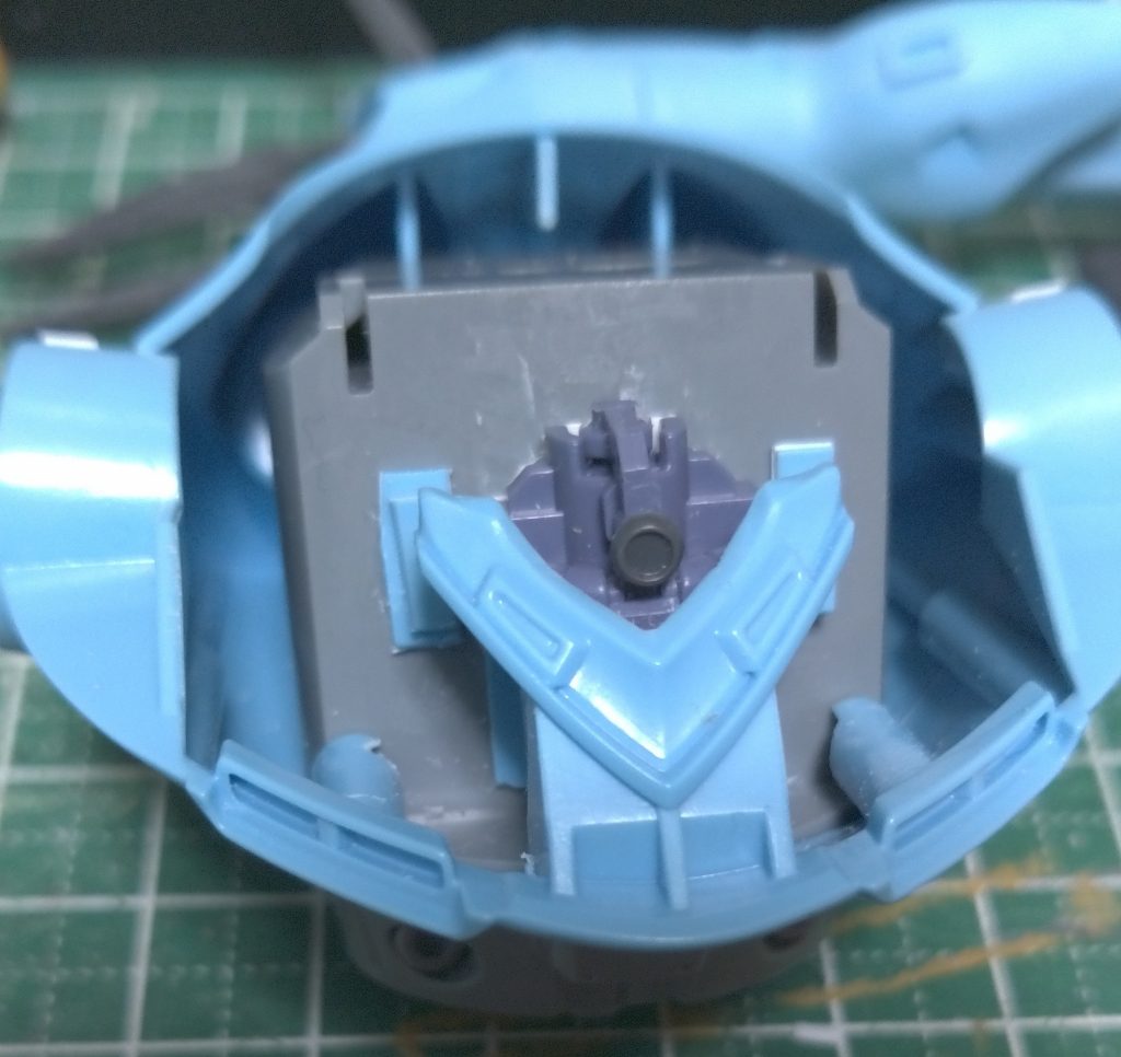 中身をくりぬいてドムの頭部を使ってます