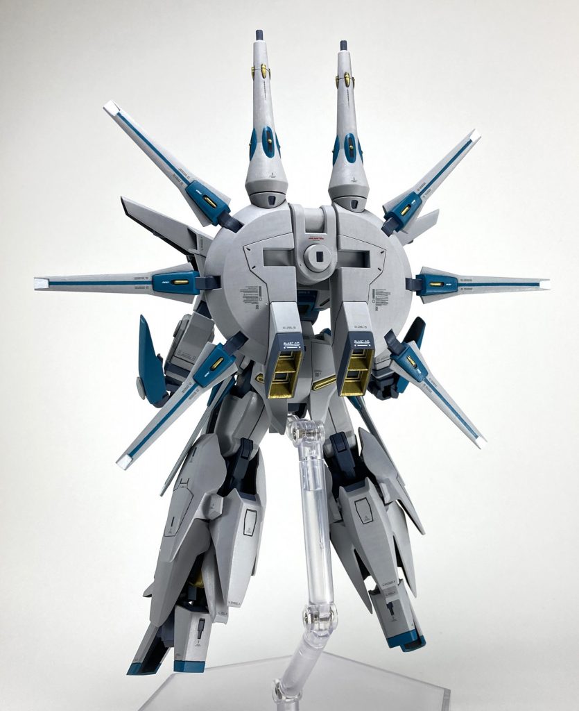 リアビュー。ドラグーンユニットの存在感が際立ちます。ドラグーンには青い線をあしらい、ビームの射出口はゴールドに塗装。ディテールにまでこだわりました。