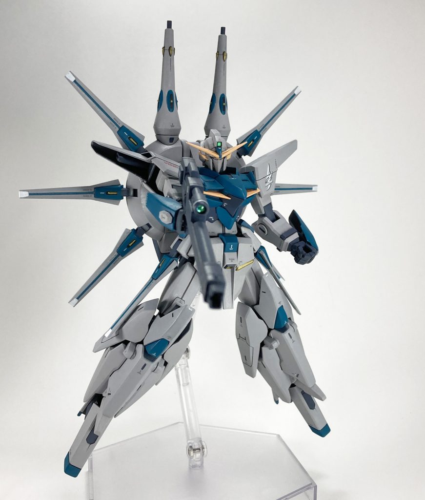 ビームライフルを構えて。ライフルのセンサーはHアイズを使って、奥にオーロラシールを仕込んでいます。ワンポイントでも印象に効きますね。