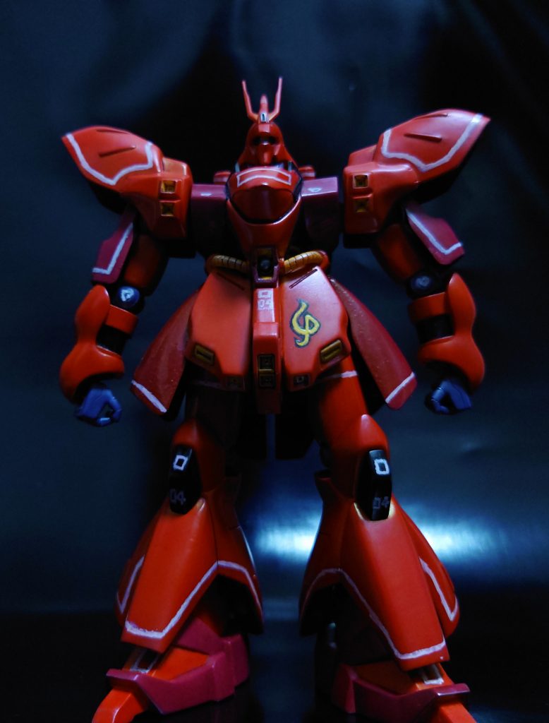 　カラーリングは、ガンダムレッド、シャアピンク、黒、黄、ファントムグレー。腕が内側にしか曲がらない、足も前に殆ど出せない等といった問題はありますが、普通にまっすぐ立たせればHGUCにも並ぶかっこいいキットです。