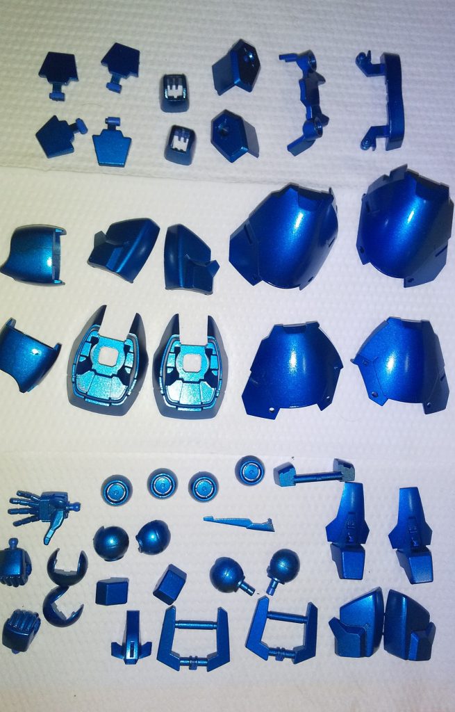 こちらは工程1とほぼ同じで、ライトブルーメタリックをスプレー塗装しました。