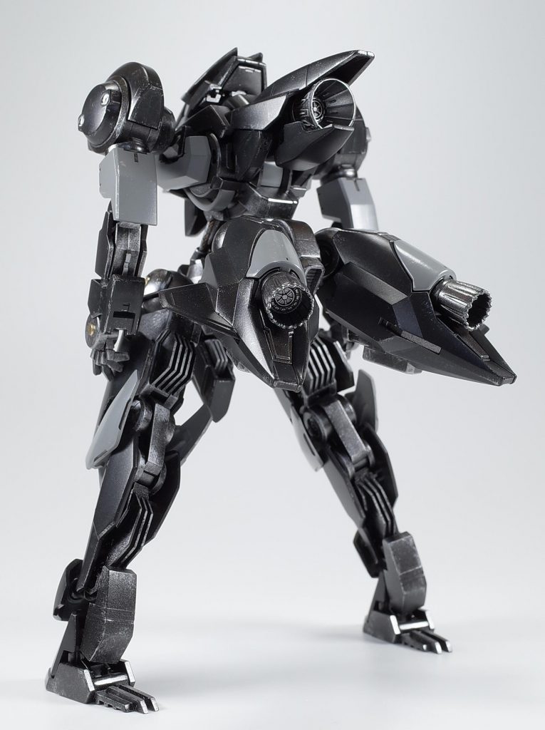 背面脚裏はスラスターびっしり加速力ありそうな３基のブースター