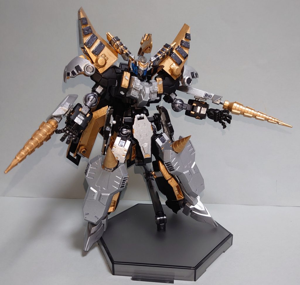 アレンジですが、椀部のシールド裏に仕込んだ3mm穴を使ってドリルバンカーを展開できます。元々は下記のギミックの為なのですが、規格さえ合えばエフェクト等もつけて遊べます。