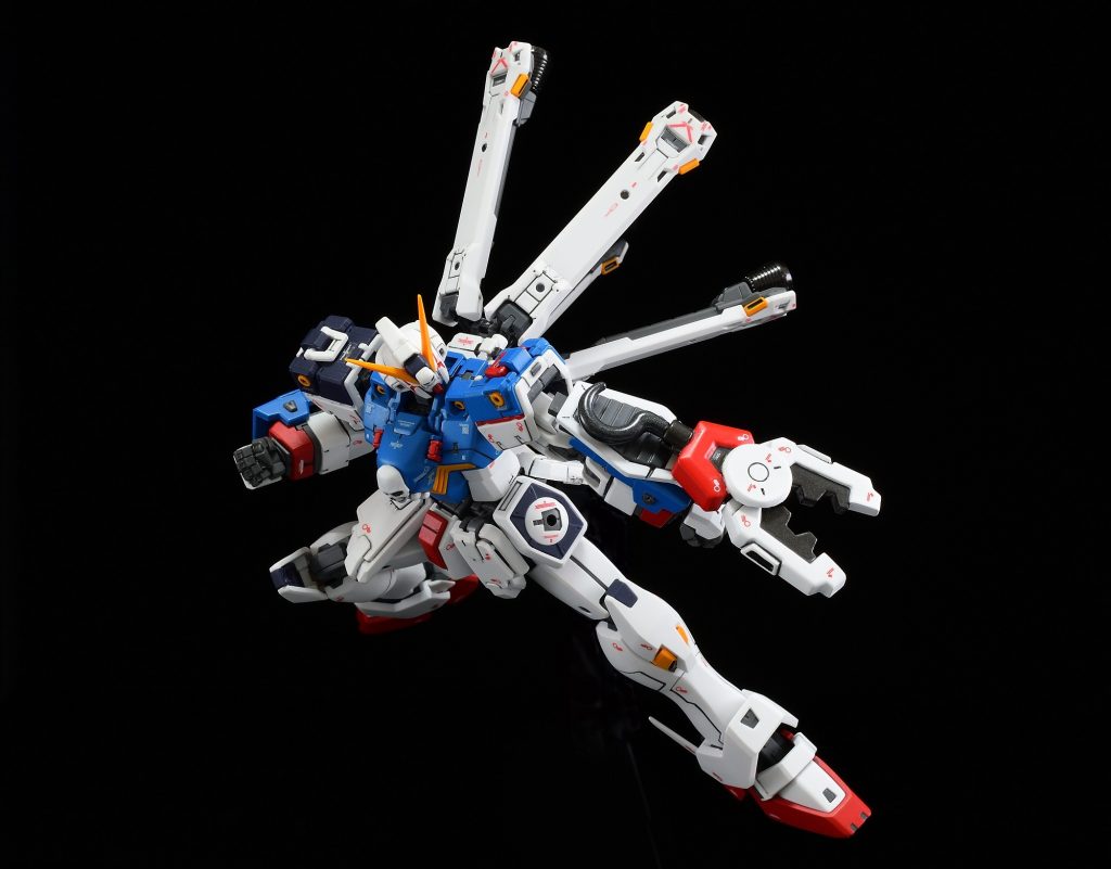 フックシールドはプラ板&パテでスクラッチ。中心の円形パーツと横のダクトノズルは他キットのパーツをパテで複製&加工し、フックはHGBC スカルウェポンなどを使用しています。また、メタルビルド版のX3を参考にシザー機能を追加。そのままクルッと回してパカッと開けばシザーモードになります。