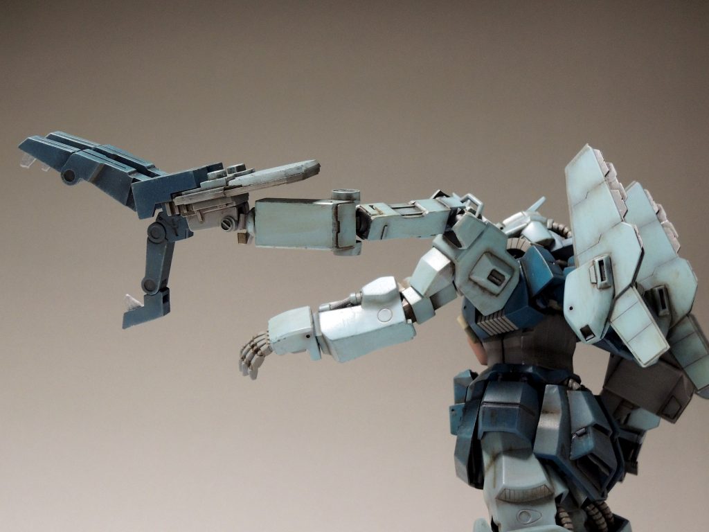 左肩のシールドはクローとして展開。