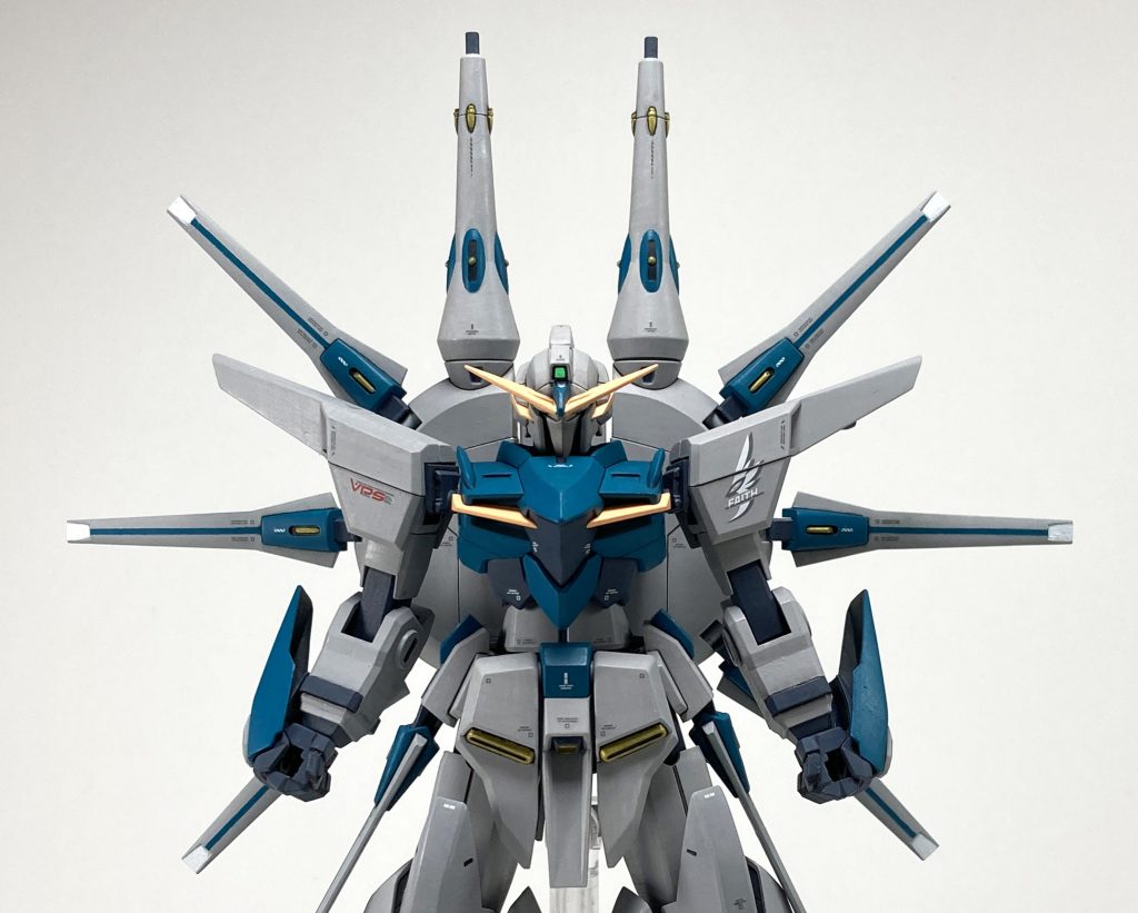 頭のアンテナは、寝かせた角度で取り付け、胸、頬、頭部アンテナの形状の流れが水平方向に揃うようにしたいと考えました。頭頂部にはメインカメラも追加。こだわりの顔です。