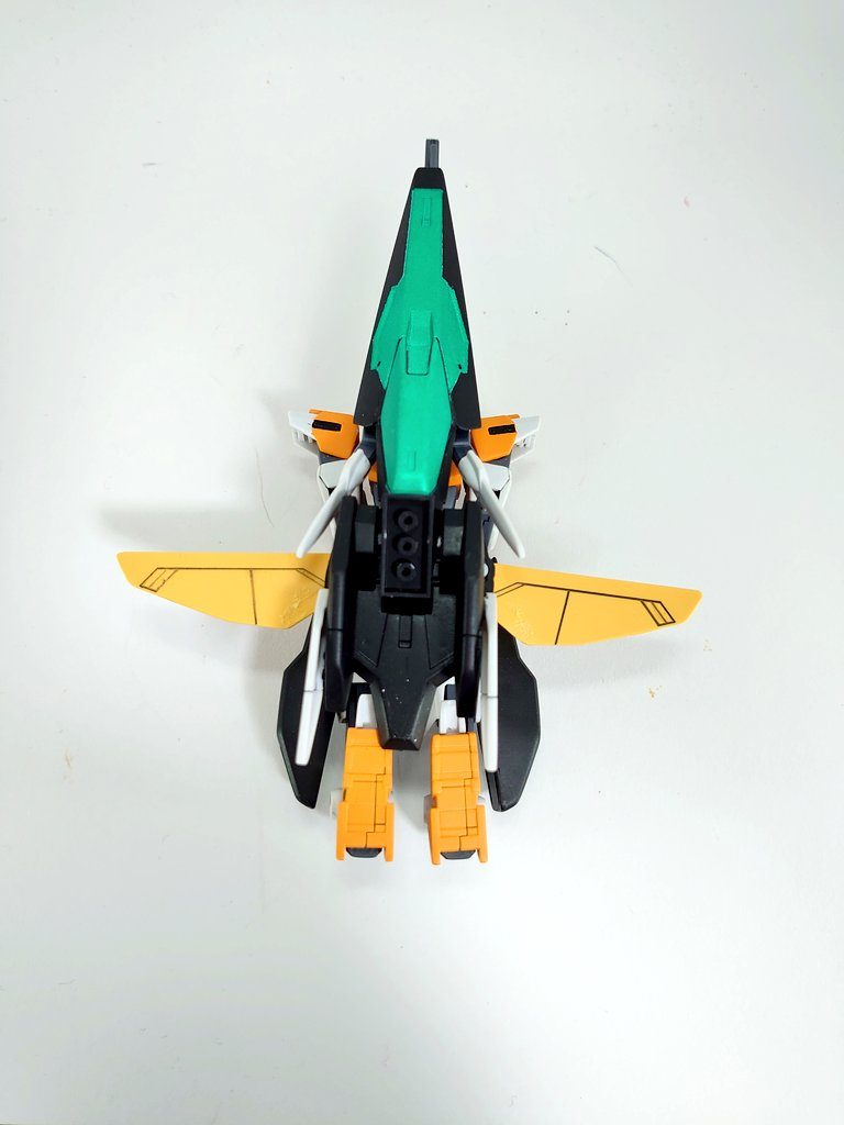 コアキュリオスコアガンダムからの変更点は太腿、胴体に追加パーツシールドの黄色の翼を可動出来る様になりコアフライヤー時により可変機ぽくなりました