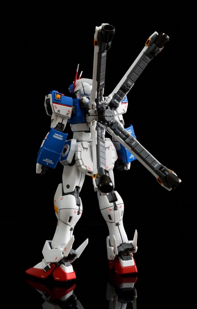 HGから移植したパーツは頭部、胸部ドクロ&スカルレリーフ、腕部Iフィールドジェネレーター+Iフィールドハンド、ムラマサ・ブラスターになります。腕部のカバーはプラ板で幅増しして取り付け可能にし、Iフィールドハンドは手のひらの発生装置部分のみ移植。頭部バルカンはメタルパーツ、胸部ドクロ目のガトリング砲はプラパーツでディテールアップしています。