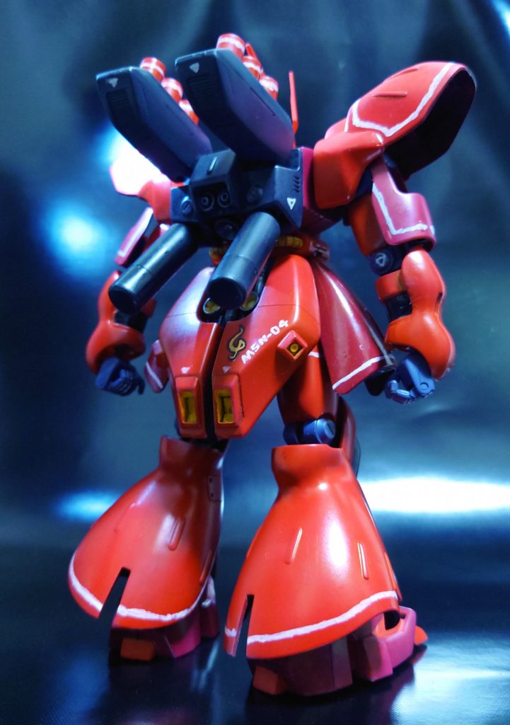 リアビューファンネルは着脱できます。展開はしません。逆シャアキットといえば「小さいビス」ですが、使わずに接着(兼合わせ目消し)して、カバーパーツは瞬着で埋めてます。