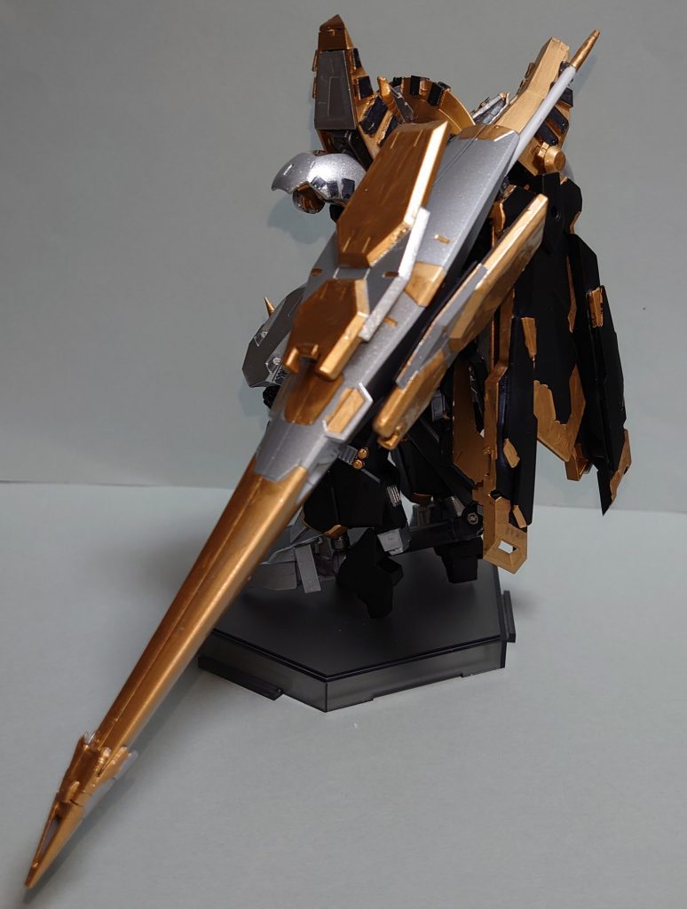 後ろから見るとこんな感じ。鉄血オプションセット1の楯やシエルノヴァ用のアーマーを用いてボリュームアップしています。