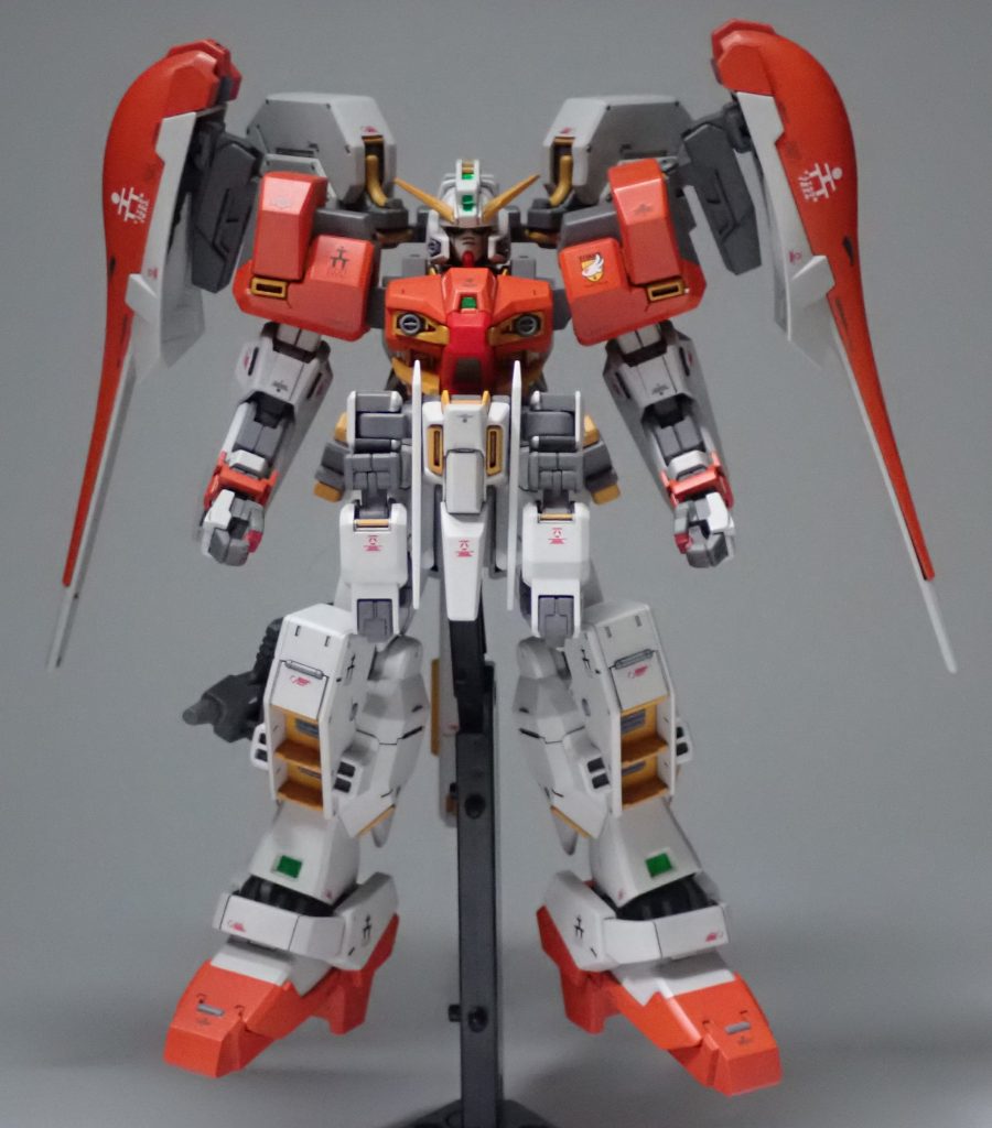 肩のビーム砲はトライブースターに干渉するので、代わりにウインチキャノンを付けています。アームはストライカージンクスから持ってきています。