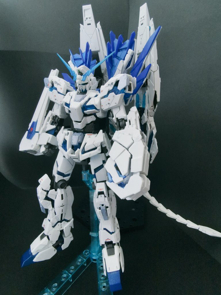 全体写真です。足などはガンプラマーカーのメタバイオレットの上からクリアブルーを薄く塗ってます。