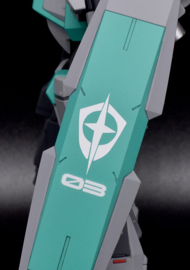 シールドの連邦マークは自作のカッティングシートでマスキング塗装をしています。