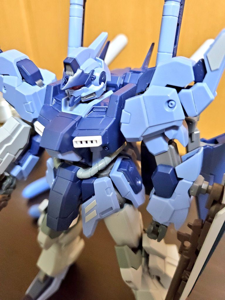 肩の展開部分、フロントアーマーにはプラ板を少々…