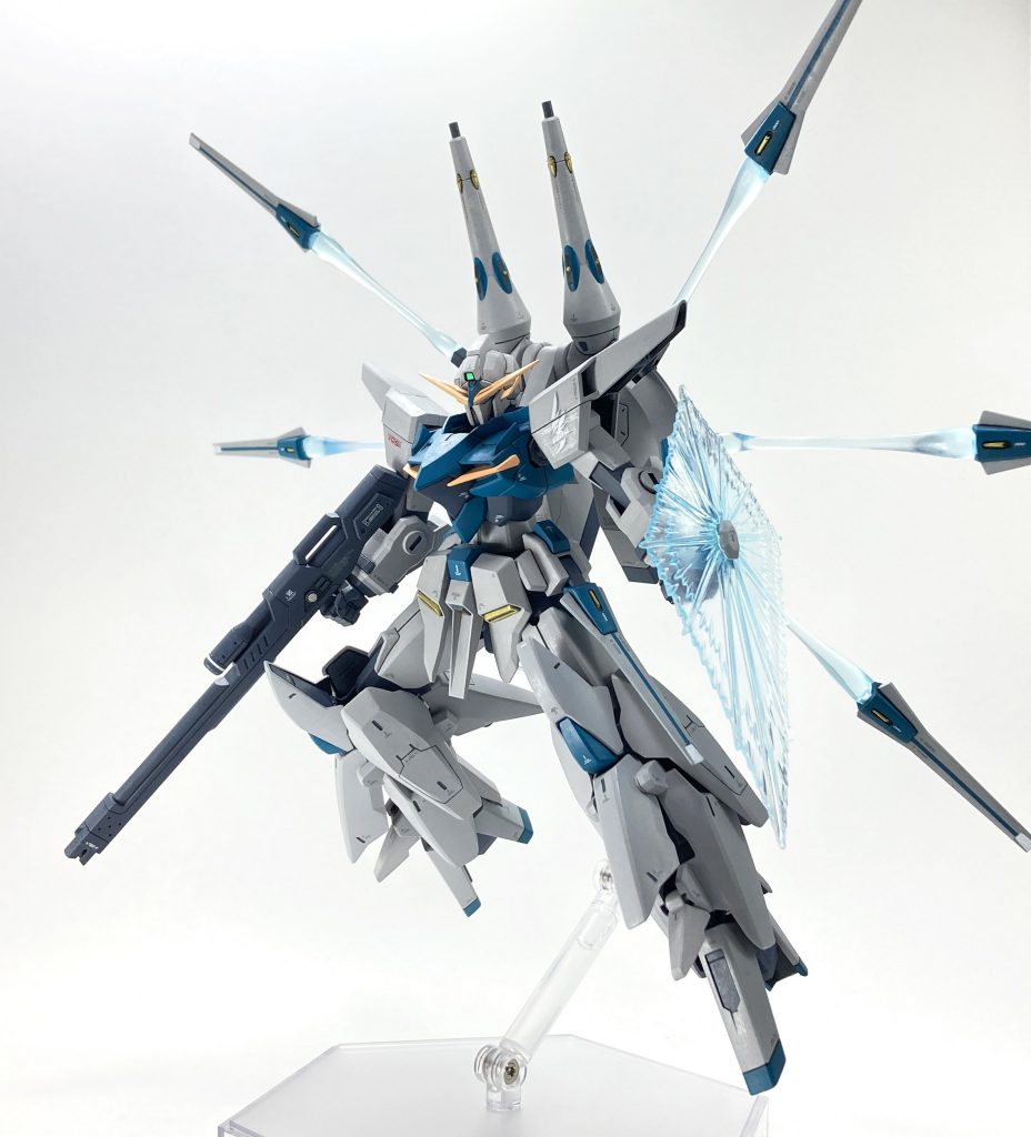 ドラグーン射出シーン。足はジャンクパーツを組み合わせてスラスターを仕込んだ高機動タイプとして表現しました。宇宙専用機体という設定です。